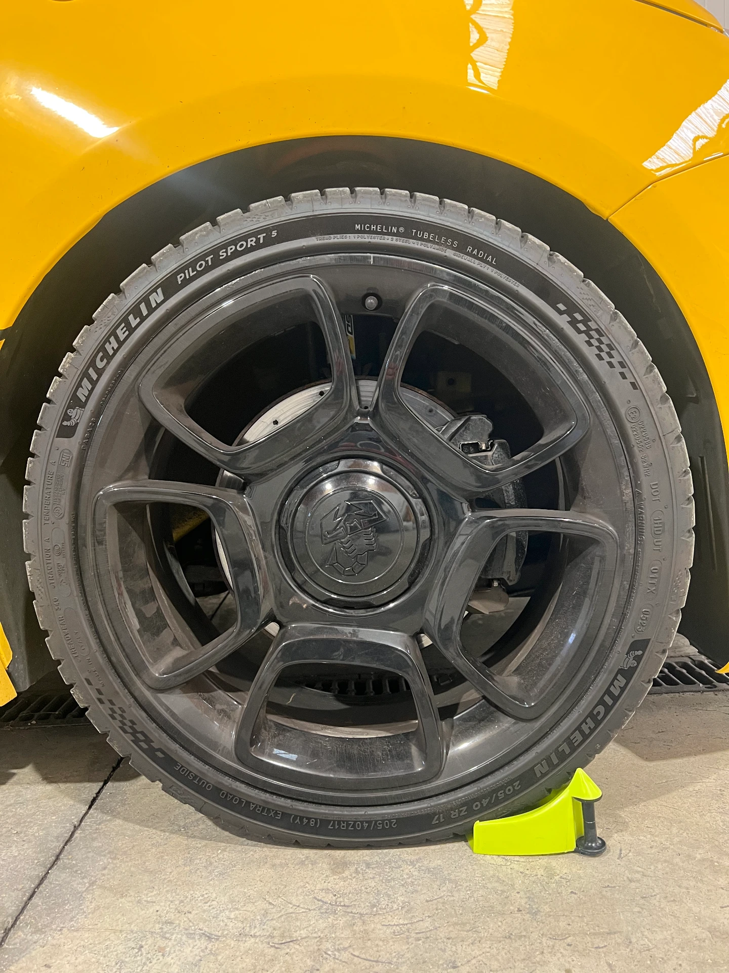 Jante noire d'une Abarth avant son nettoyage par DCM Morteau