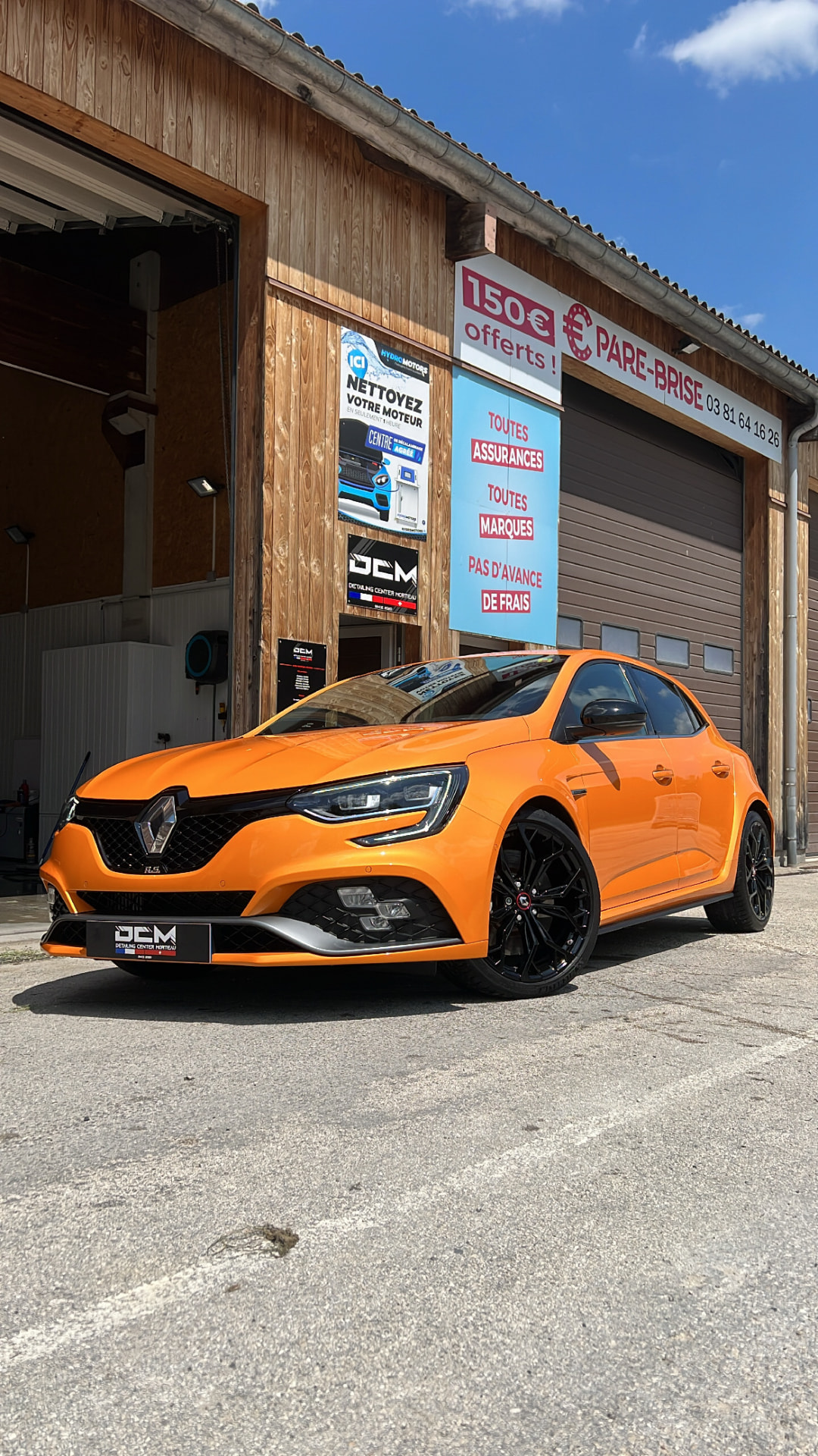 Renault Mégane RS orange préparée devant l'atelier DCM Morteau
